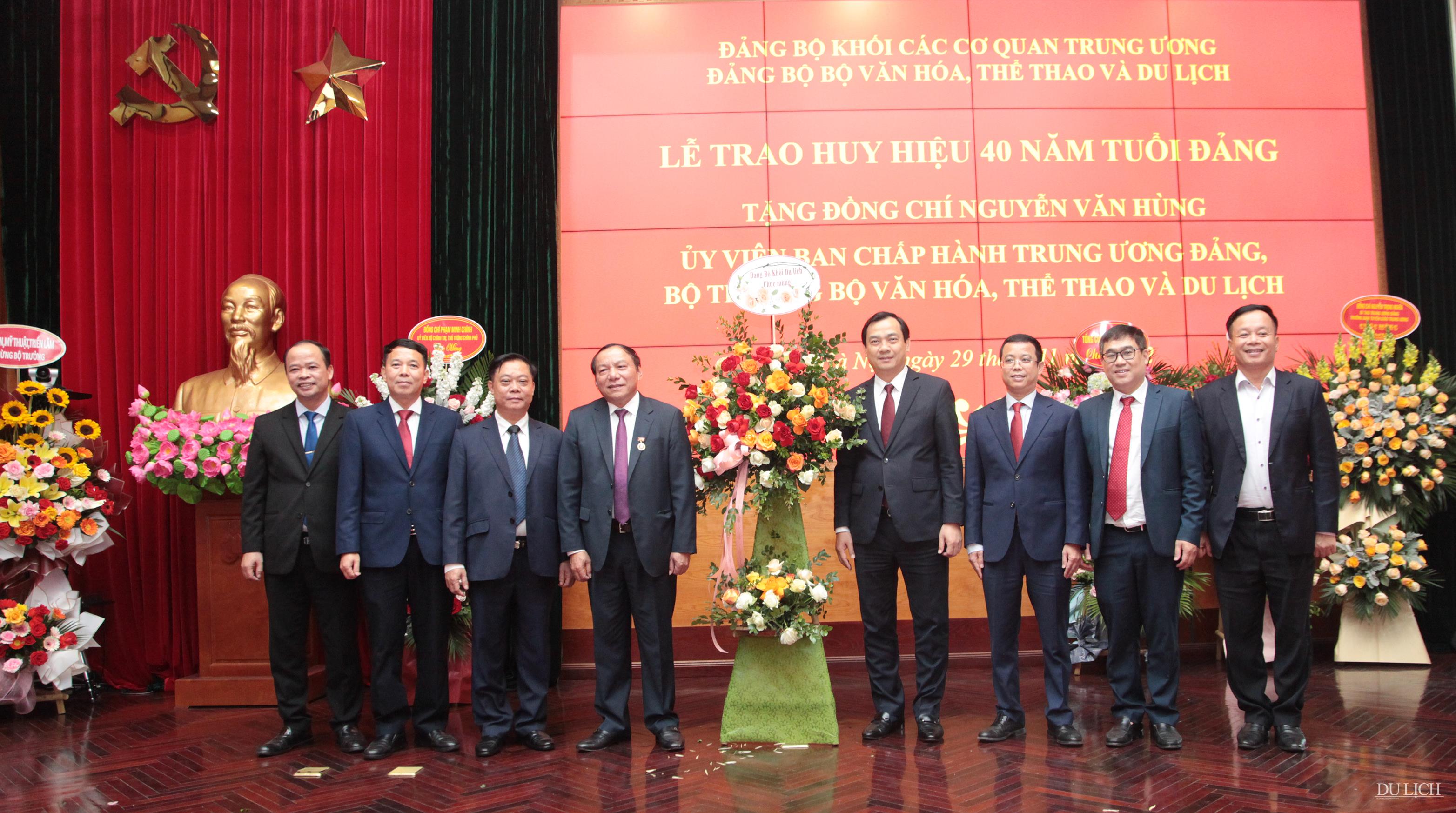  Lãnh đạo TCDL tặng hoa Bộ trưởng Nguyễn Văn Hùng.